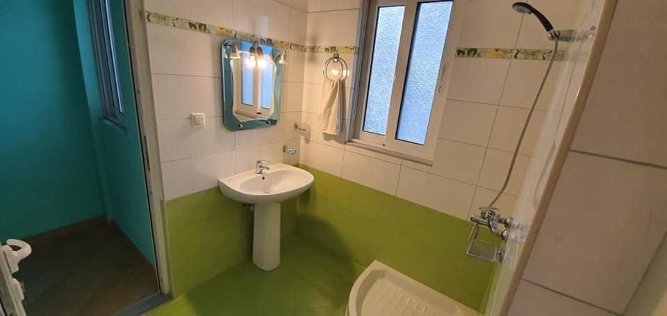 Enjoy Apartment Sarandë Esterno foto